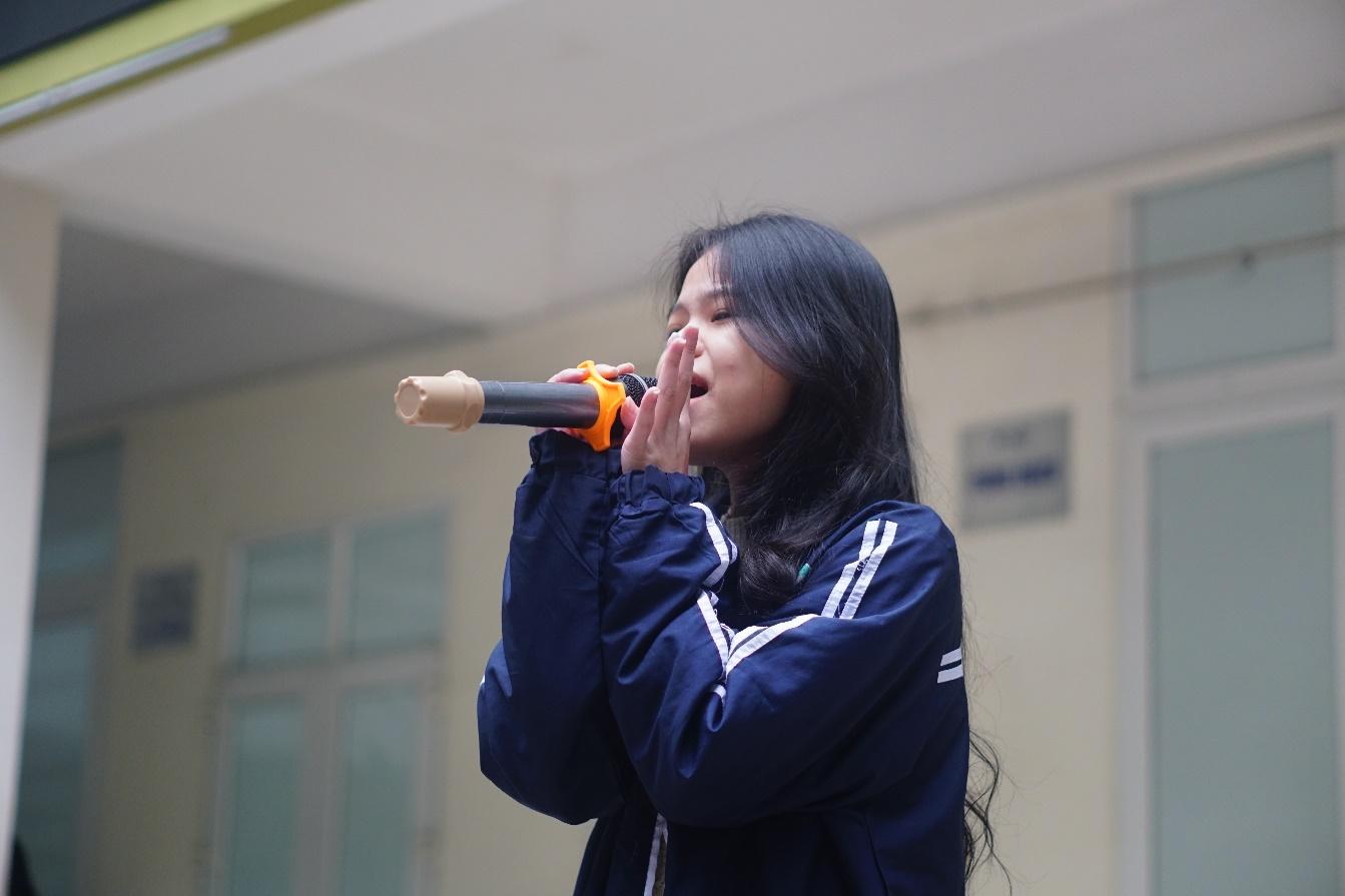 A person drinking from a bottle</p>
<p>Description automatically generated with medium confidence