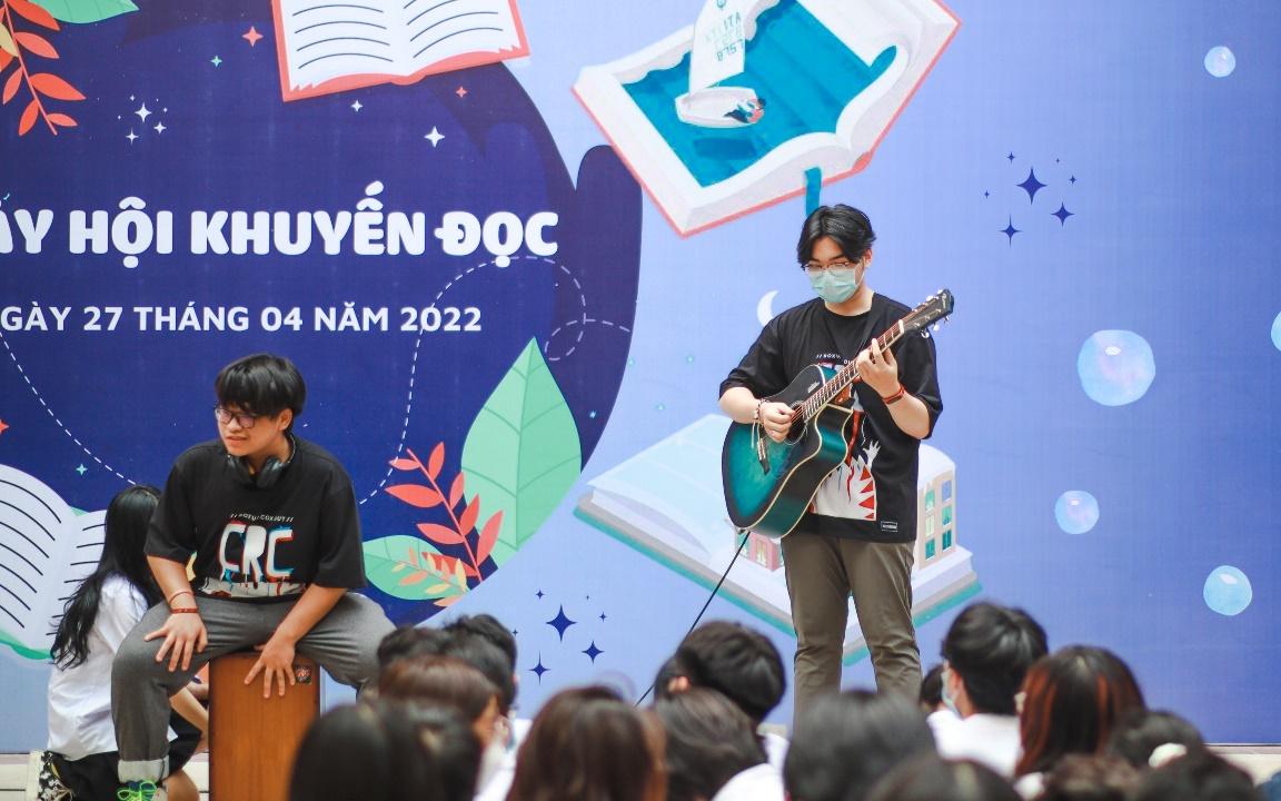 A person playing a guitar in front of a crowd</p>
<p>Description automatically generated with medium confidence